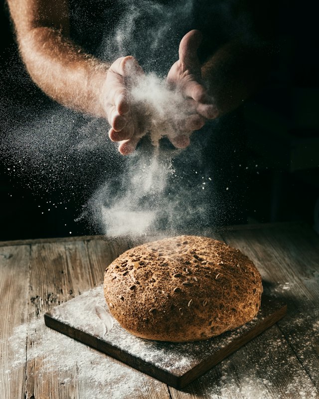 Een brood wordt bestoven met bloem