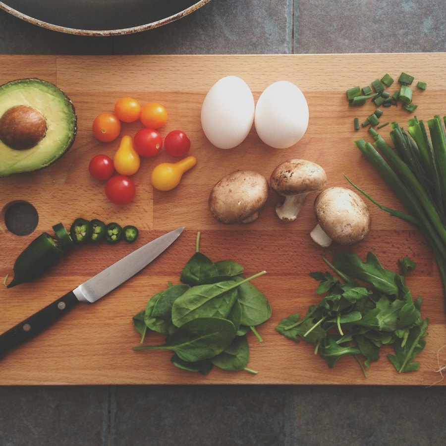 Snijplank met avocado, tomaten, eieren, champignons, spinazie en lente-ui